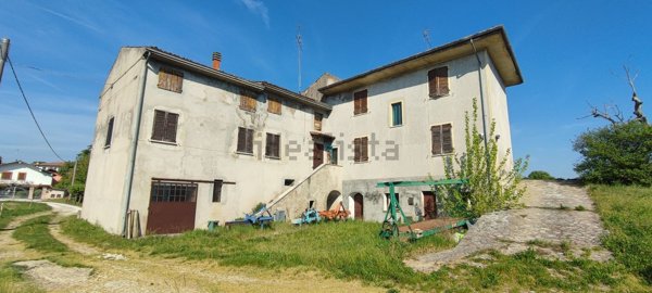 casale in vendita a Monzambano