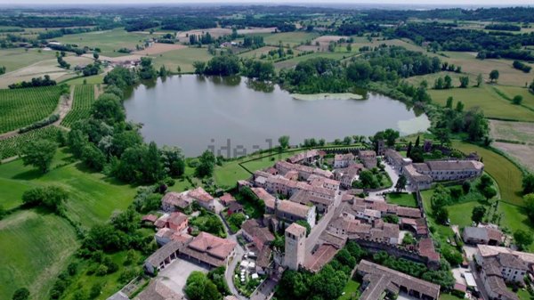 casa indipendente in vendita a Monzambano in zona Castellaro Lagusello