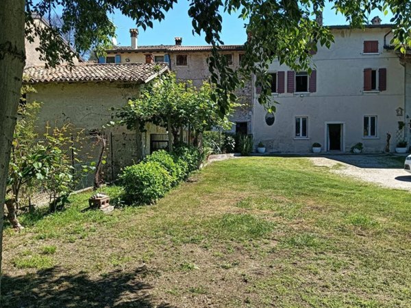 casa indipendente in vendita a Monzambano