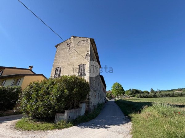 casale in vendita a Monzambano