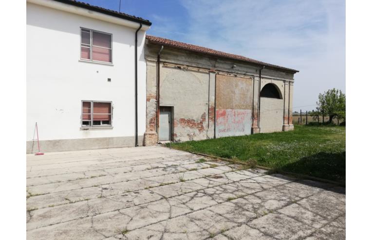 casa indipendente in vendita ad Ostiglia in zona Comuna Bellis