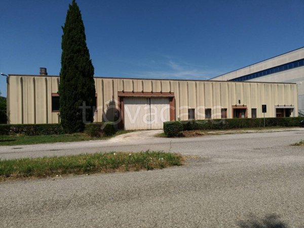 locale commerciale in vendita ad Ostiglia