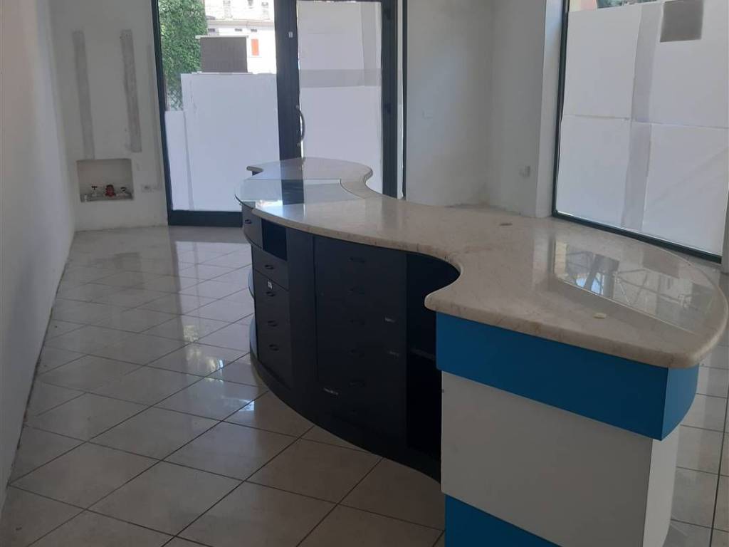 negozio in vendita ad Ostiglia