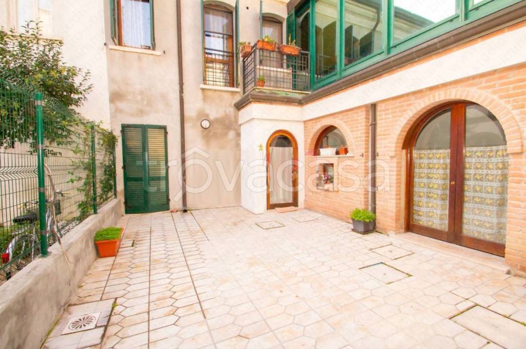 casa indipendente in vendita ad Ostiglia