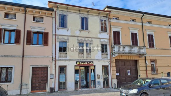 casa indipendente in vendita ad Ostiglia