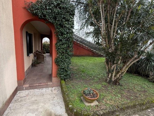 casa indipendente in vendita ad Ostiglia in zona Correggioli