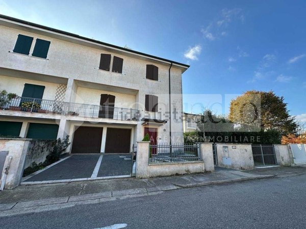 casa indipendente in vendita ad Ostiglia