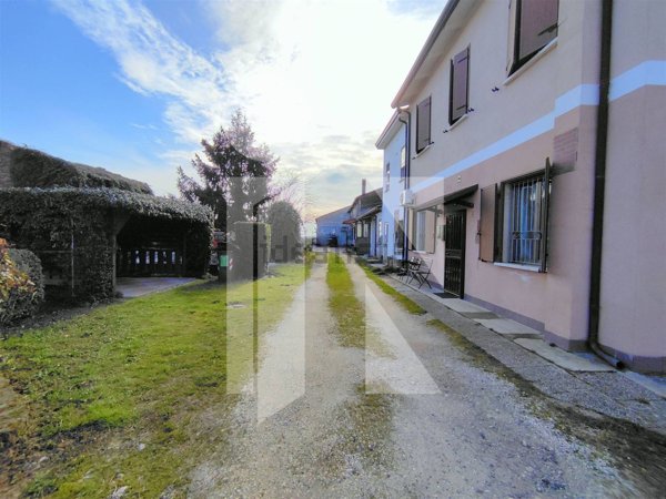 casa indipendente in vendita ad Ostiglia in zona Comuna Bellis