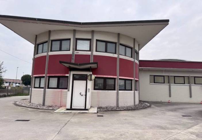 locale commerciale in vendita ad Ostiglia