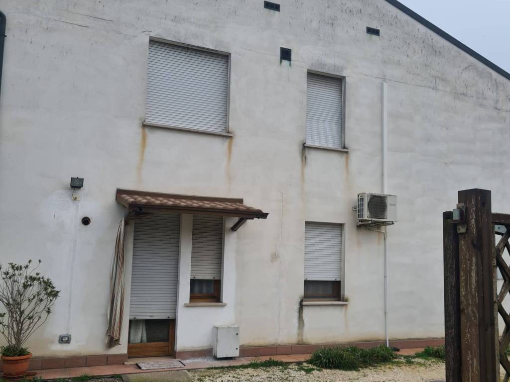 casa indipendente in vendita ad Ostiglia in zona Correggioli