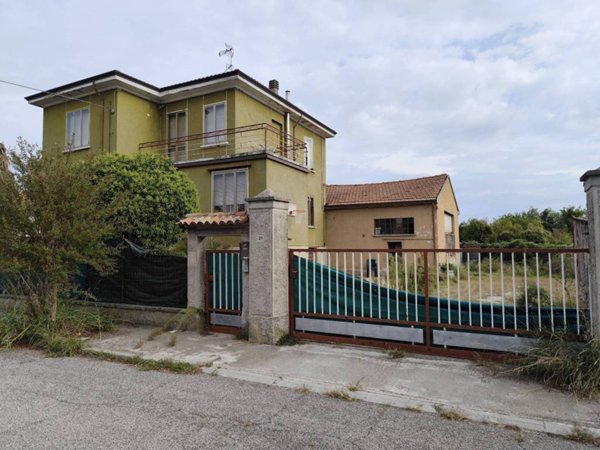 casa indipendente in vendita ad Ostiglia