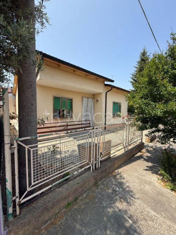 casa indipendente in vendita ad Ostiglia