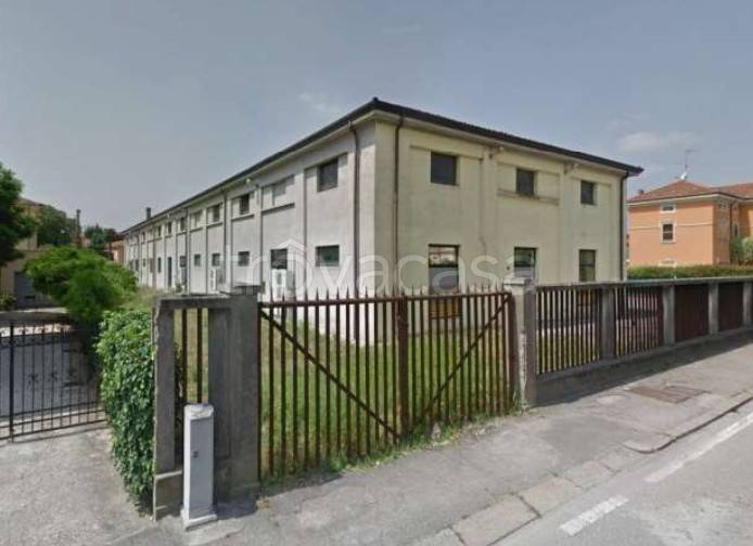 locale commerciale in vendita ad Ostiglia