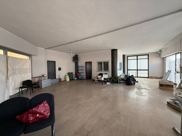 locale commerciale in vendita ad Ostiglia