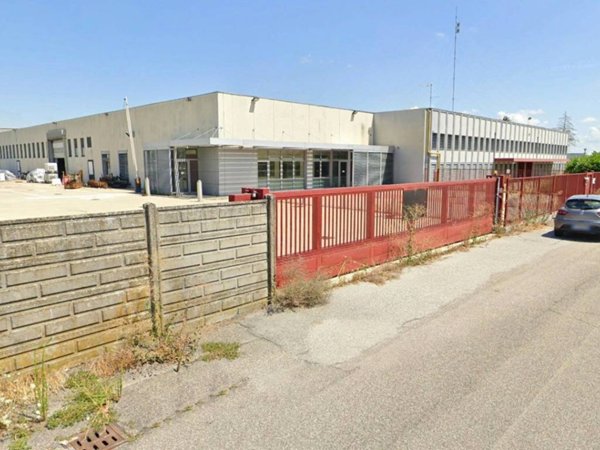 locale commerciale in vendita ad Ostiglia