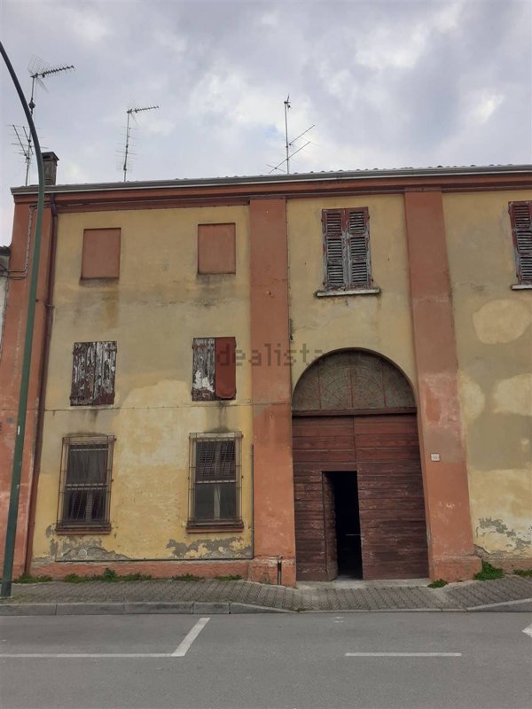locale commerciale in vendita ad Ostiglia