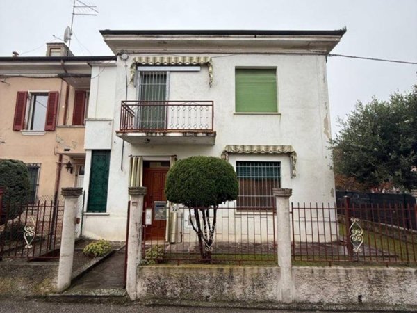 casa indipendente in vendita ad Ostiglia
