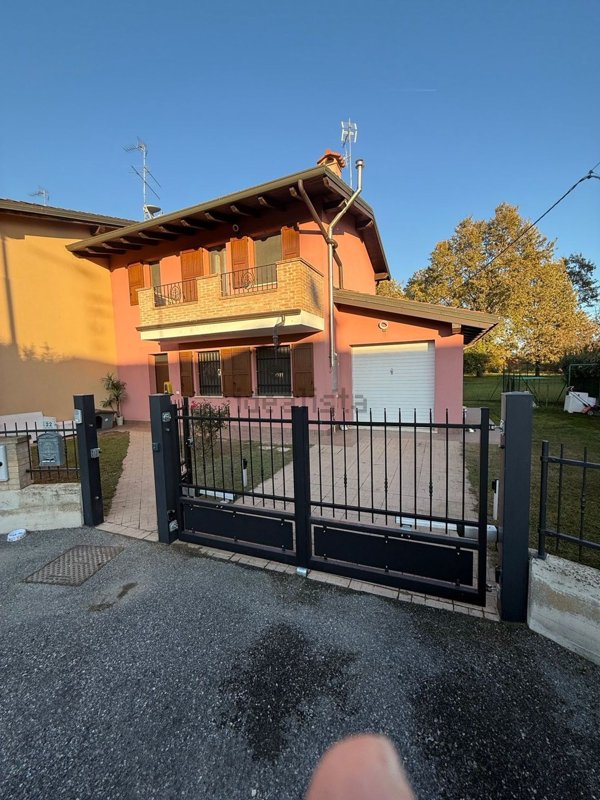 casa indipendente in vendita ad Ostiglia