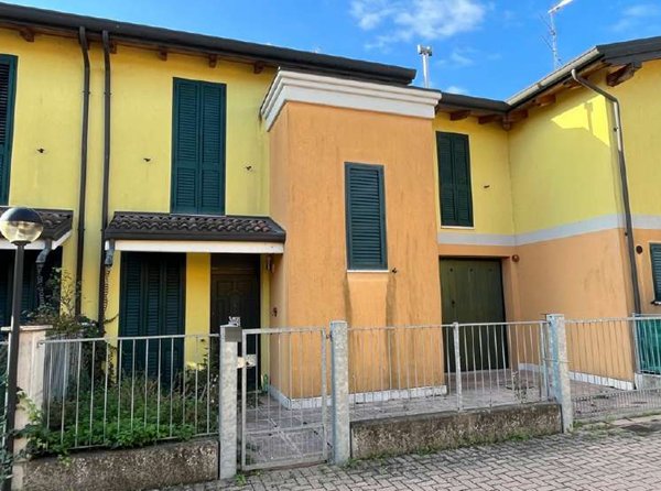 casa indipendente in vendita ad Ostiglia