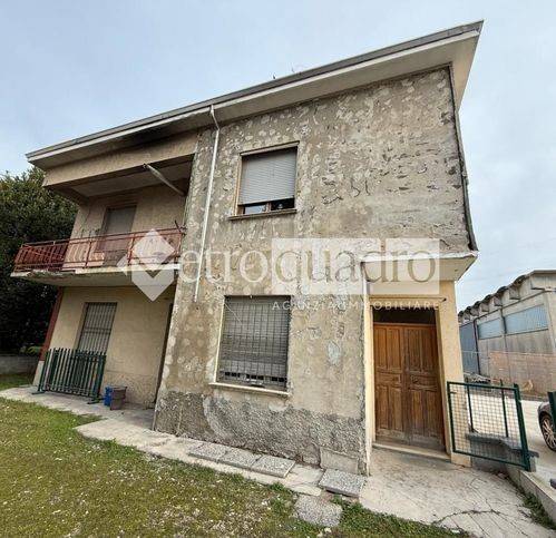 casa indipendente in vendita ad Ostiglia