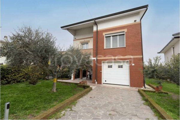 casa indipendente in vendita ad Ostiglia