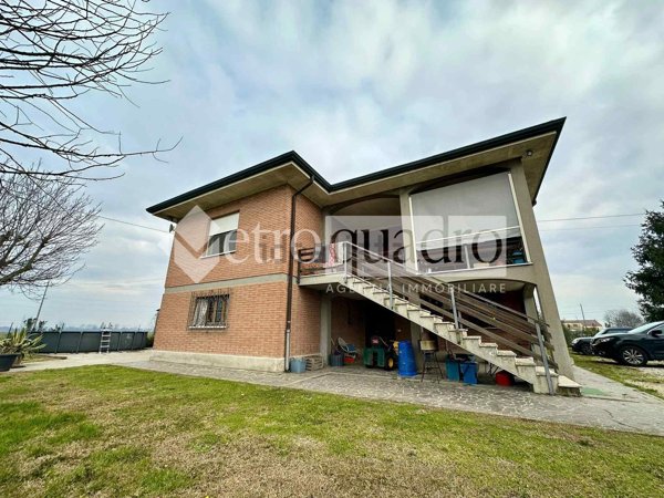 casa indipendente in vendita ad Ostiglia in zona Comuna Santuario