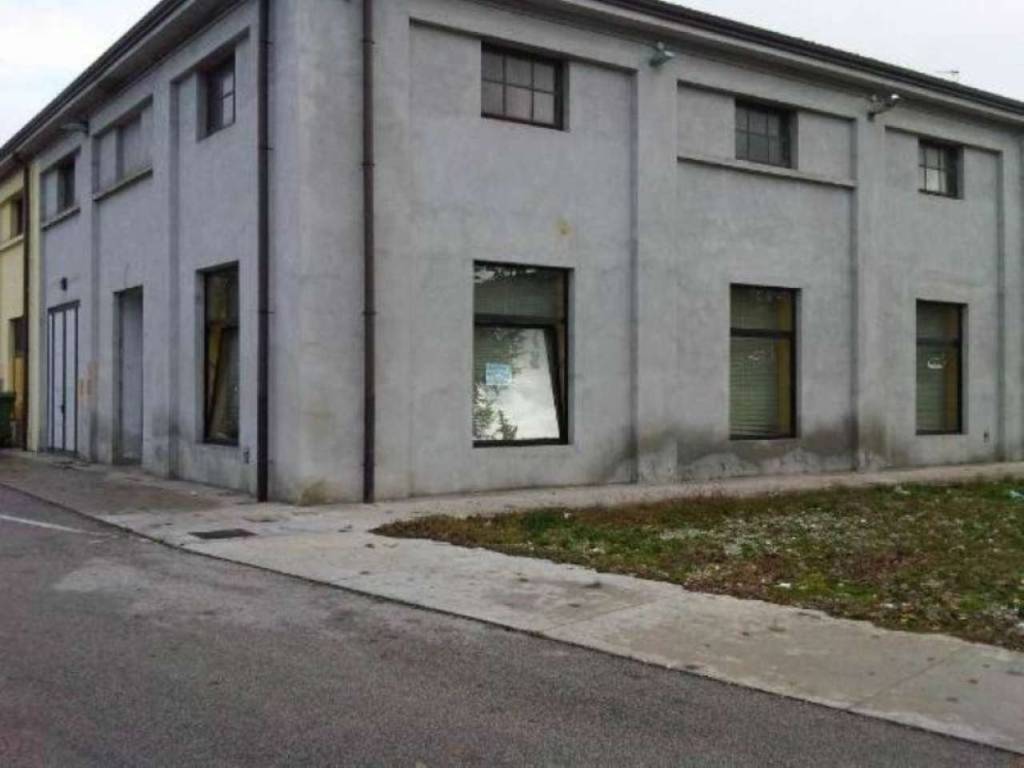 negozio in vendita ad Ostiglia in zona Bugno San Romano
