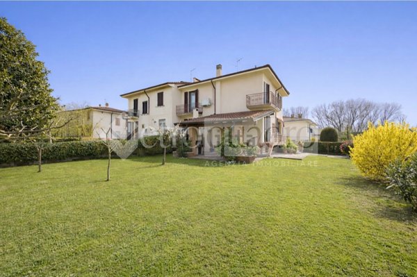 casa indipendente in vendita ad Ostiglia