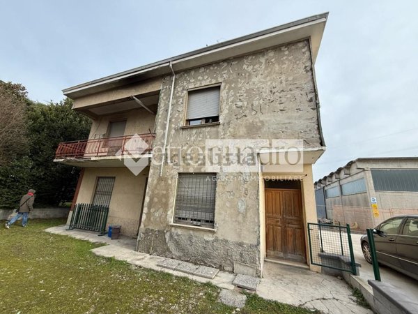 casa indipendente in vendita ad Ostiglia