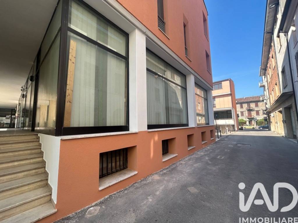 negozio in vendita ad Ostiglia in zona Bugno San Romano