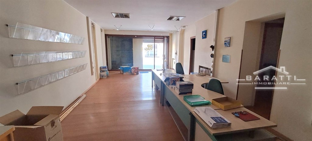 locale commerciale in vendita ad Ostiglia