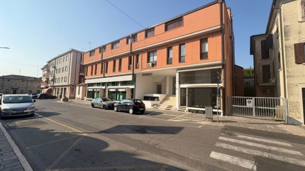 locale commerciale in vendita ad Ostiglia in zona Bugno San Romano