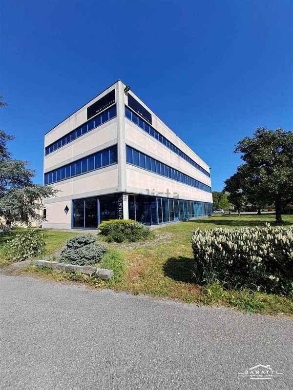 locale commerciale in vendita ad Ostiglia