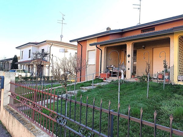casa indipendente in vendita a Pegognaga