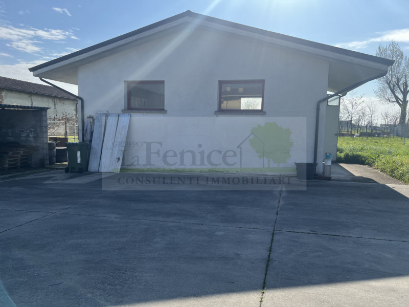 locale di sgombero in vendita a Piubega