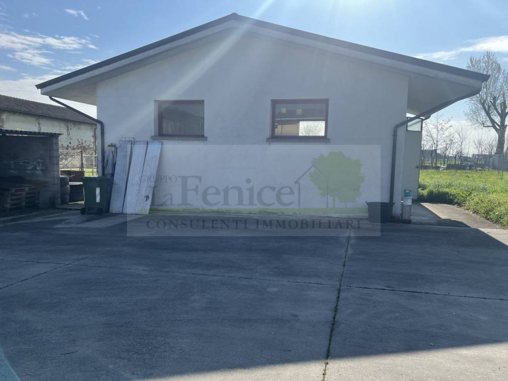 locale commerciale in vendita a Piubega