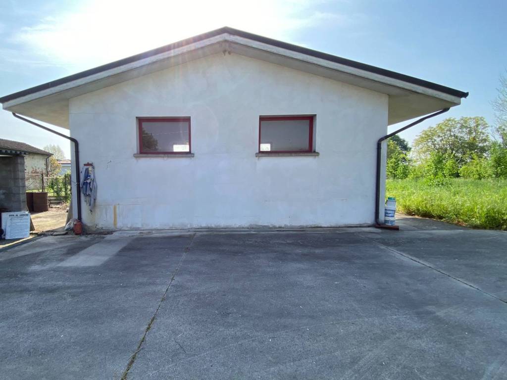 locale commerciale in vendita a Piubega