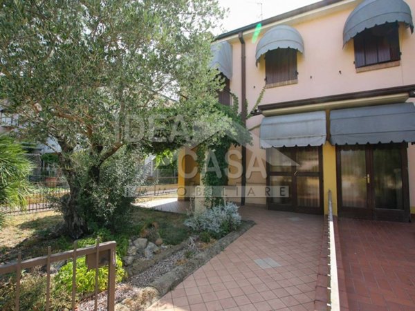 casa indipendente in vendita a Poggio Rusco in zona Agnolo
