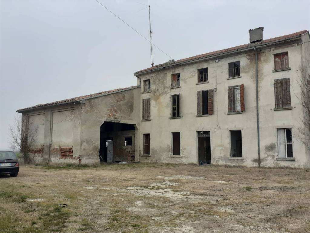 casa indipendente in vendita a Poggio Rusco in zona Dragoncello
