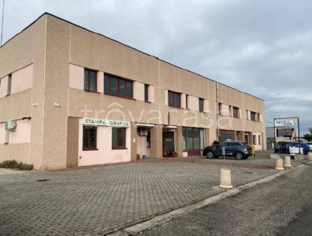 locale commerciale in vendita a Poggio Rusco in zona Agnolo