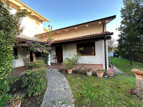 casa indipendente in vendita a Poggio Rusco in zona Agnolo
