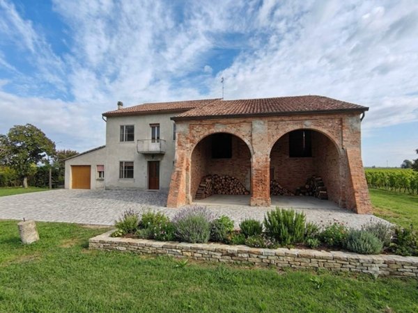 casa indipendente in vendita a Poggio Rusco in zona Dragoncello