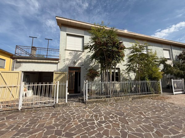 casa indipendente in vendita a Poggio Rusco in zona Agnolo