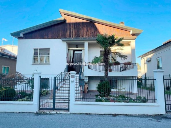 casa indipendente in vendita a Porto Mantovano in zona Bancole