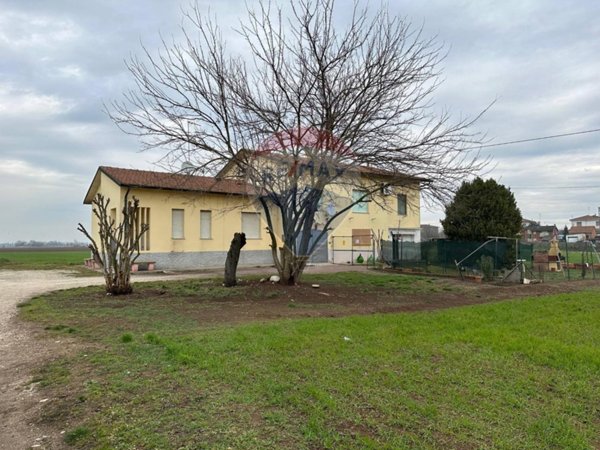 casa indipendente in vendita a Porto Mantovano in zona Sant'Antonio