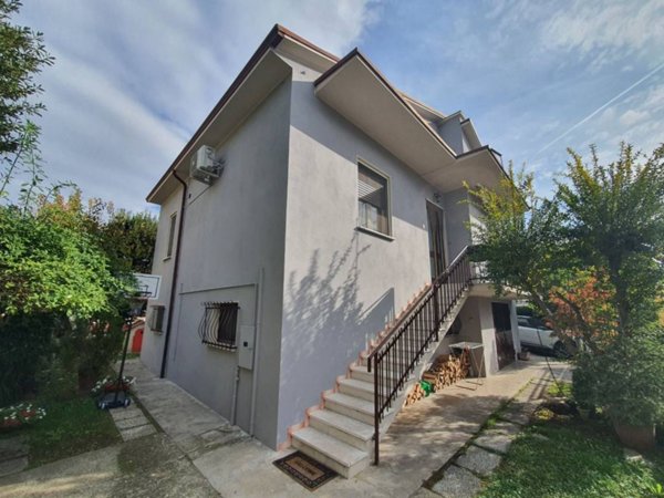 casa indipendente in vendita a Porto Mantovano in zona Sant'Antonio