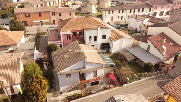 casa indipendente in vendita a Porto Mantovano in zona Sant'Antonio