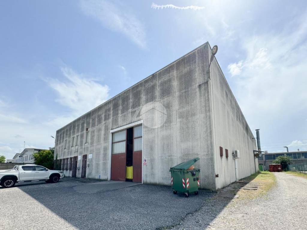 locale commerciale in vendita a Porto Mantovano in zona Malpensata