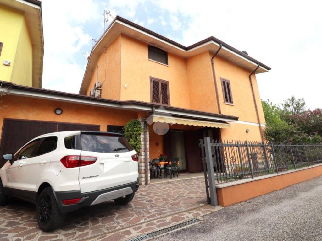 casa indipendente in vendita a Porto Mantovano in zona Sant'Antonio