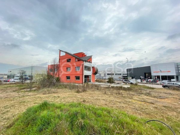 locale commerciale in vendita a Porto Mantovano